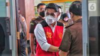 Terdakwa obstruction of justice atau upaya menghalangi penyidikan perkara tewasnya Brigadir Nofriansyah Yosua Hutabarat, Chuck Putranto bersiap mengikuti persidangan di Pengadilan Negeri (PN) Jakarta Selatan, Kamis (10/11/2022). Hakim memerintahkan Penuntut Umum untuk melanjutkan pemeriksaan terhadap terdakwa Chuck Putranto.
 (Liputan6.com/Angga Yuniar)