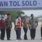 Presiden Joko Widodo didampingi Menteri BUMN Rini Soemarno (tengah) dan Wakil Gubernur Jawa Tengah Taj Yasin Maimoen (kedua kanan) saat peresmian ruas  Tol Sragen-Ngawi di kilometer 538 jalan tol Solo-Ngawi, Rabu (28/11). (Liputan6.com/Angga Yuniar)