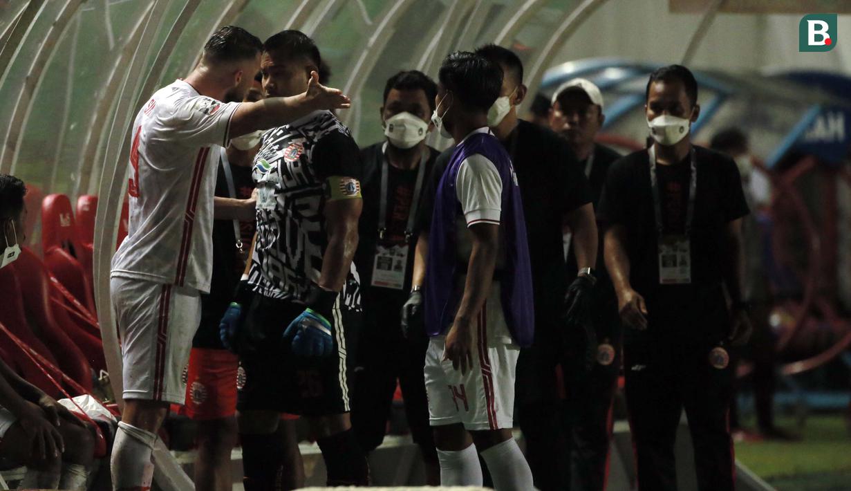 Tak terima dengan suara lantang Andritany, Marko Simic pun berusaha menjelaskan awal dari masalah tersebut. (Foto: Bola.com/Ikhwan Yanuar)