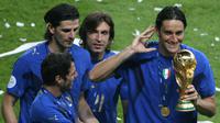 Gelandang Italia, Andrea Pirlo, bersama rekan-rekannya merayakan gelar Piala Dunia usai mengalahkan Prancis pada laga final di Stadion Olympic, Berlin, Minggu (9/72006). Pada turnamen ini Pirlo berhasil mengantar Italia juara.