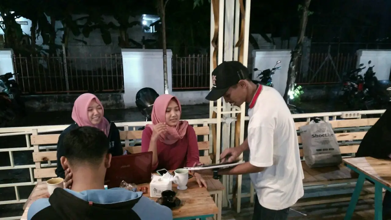 Kisah Tunadaksa Berdayakan Sesama Lewat Kafe Kopi