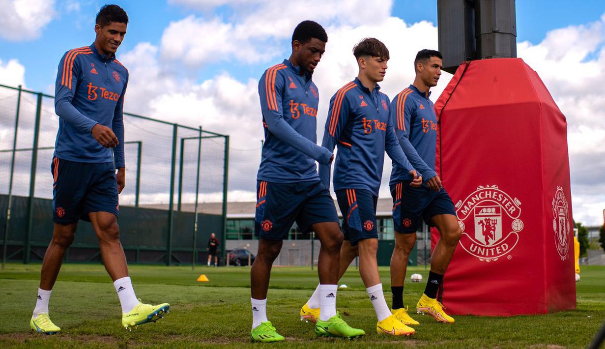 Pemain bintang MU, Cristiano Ronaldo pun tampak hadir. Bersama Alejandro Garnacho, Amad Diallo, dan Raphael Varane, Ronaldo terlihat memasuki lapangan di pusat latihan milik Manchester United. (Twitter/@ManUtd)
