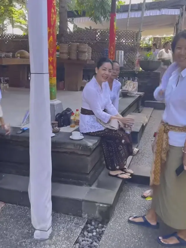 8 Potret Lulu Tobing Ikuti Upacara Mecaru di Ubud, Bali Ini Tampil Menawan