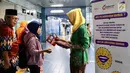 Petugas PT KCI membagikan brosur saat sosialisasi pencegahan pelecehan seksual di KRL, Jakarta, Jumat (20/4). Kegiatan ini bertujuan memberi pemahaman kepada pengguna KRL untuk menghindari segal bentuk pelecehan seksual. (Liputan6.com/Immanuel Antonius)