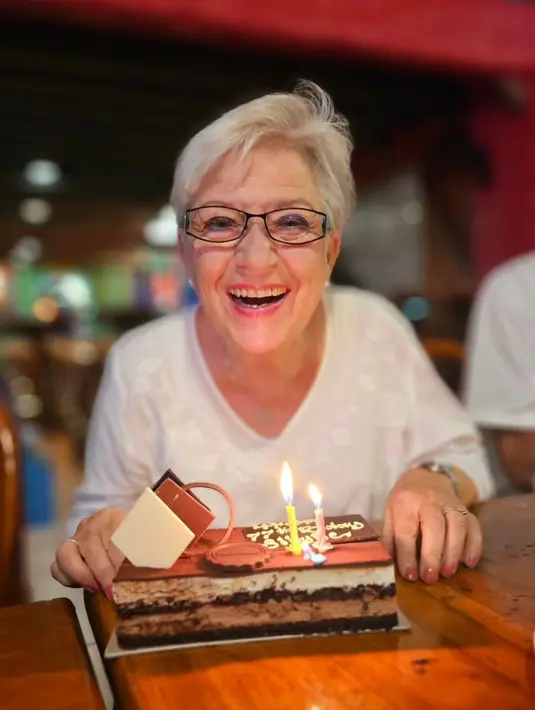 <p>Selama di Indonesia, mama Ira dan Ari, Sibylle Ollmann sangat senang. Selain bisa ketemu anak, cucu dan sahabatnya yang ada di Indonesia. Bahkan, bisa merayakan ulang tahun bersama anak dan cucu. [Instagram/ariwibowo_official]</p>