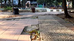 Kondisi jalan di Taman Puring yang berada di kawasan Jakarta Selatan, Minggu (15/9/2019). Nampak kondisi taman memprihatinkan, sejumlah bagian taman terlihat rusak dan kotor. (Liputan6.com/Helmi Fithriansyah)