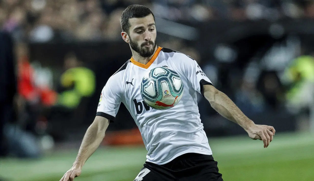 Bek Valencia,  Jose Luis Gaya berusaha mengontrol bola saat bertanding melawan Real Madrid pada pertandingan lanjutan La Liga Spanyol di Stadion Mestalla (15/12/2019). Madrid bermain imbang 1-1 atas Valencia. (AP Photo/Alberto Saiz)