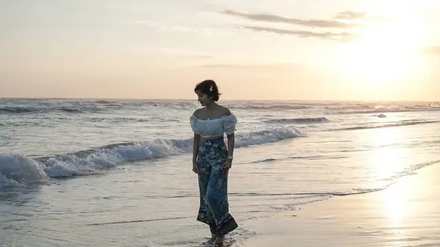 7 Potret Gaya Liburan Fanny Ghassani Saat di Bali, Tampil Memesona