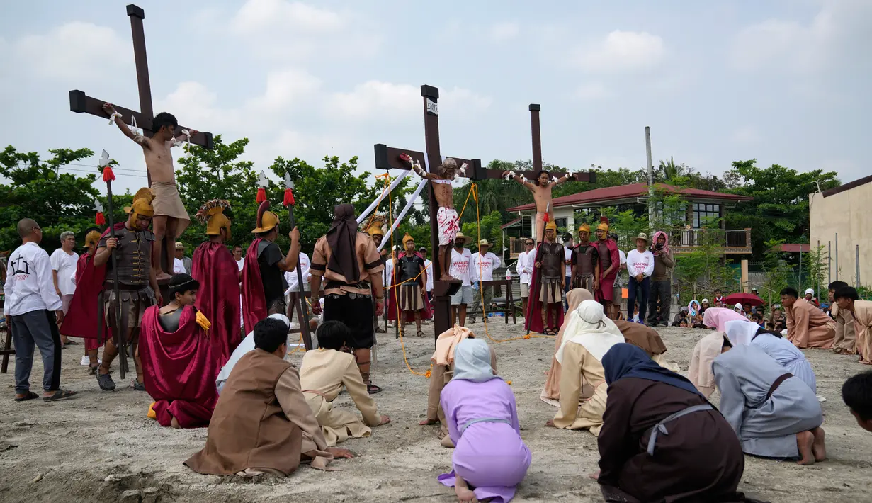 Pria di Filipina selalu siap untuk memainkan peran sebagai Yesus Kristus yang disalib selama Pekan Suci saat perayaan Jumat Agung sebelum Minggu Paskah. (AP Photo/Aaron Favila)