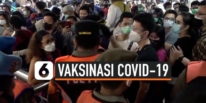 VIDEO: Berkerumun, Antrean Vaksinasi Covid-19 Dibubarkan