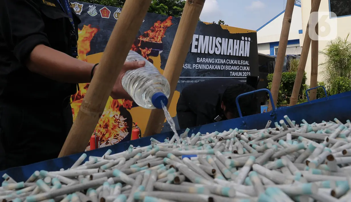 Selama tahun 2023, Bea Cukai Bekasi telah melakukan 185 kali penindakan di bidang Kepabeanan dan Cukai untuk mengamakan peredaran rokok maupun miras ilegal, dan lainnya. (merdeka.com/Imam Buhori)