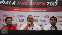Ketua Umum PSSI, Edy Rahmayadi (tengah) bersama Ketua SC, Maruarar Sirait (kanan) memberi keterangan jelang penandatangan kerjasama dengan PWC di Stadion Maguwoharjo, Sleman, Sabtu (4/2). (Liputan6.com/Helmi Fithriansyah)