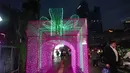 Jakarta Light Festival 2025 dirancang untuk menciptakan suasana hangat akhir tahun, sekaligus menjadi daya tarik bagi masyarakat untuk menikmati pemandangan malam Jakarta. Tampak dalam foto, warga menikmati suasana Jakarta Light Festival 2025 di sekitar Bundara Hotel Indonesia, Jakarta, Selasa (23/12/2025). (Kapanlagi.com/Budy Santoso)
