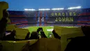 Suporter membentangkan tulisan terima kasih kepada legenda Barcelona, Johan Cruyff, sebelum pertandingan antara Barcelona melawan Real Madrid di Stadion Camp Nou, Barcelona, (2/4/2016). (AFP/Pau Barrena)
