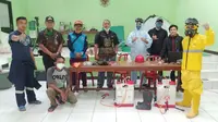 Pos Gabungan Relawan Covid-19 Kota Bandung kompak melakukan aksi sosial di tengah pandemi Corona. (Humas Kota Bandung)