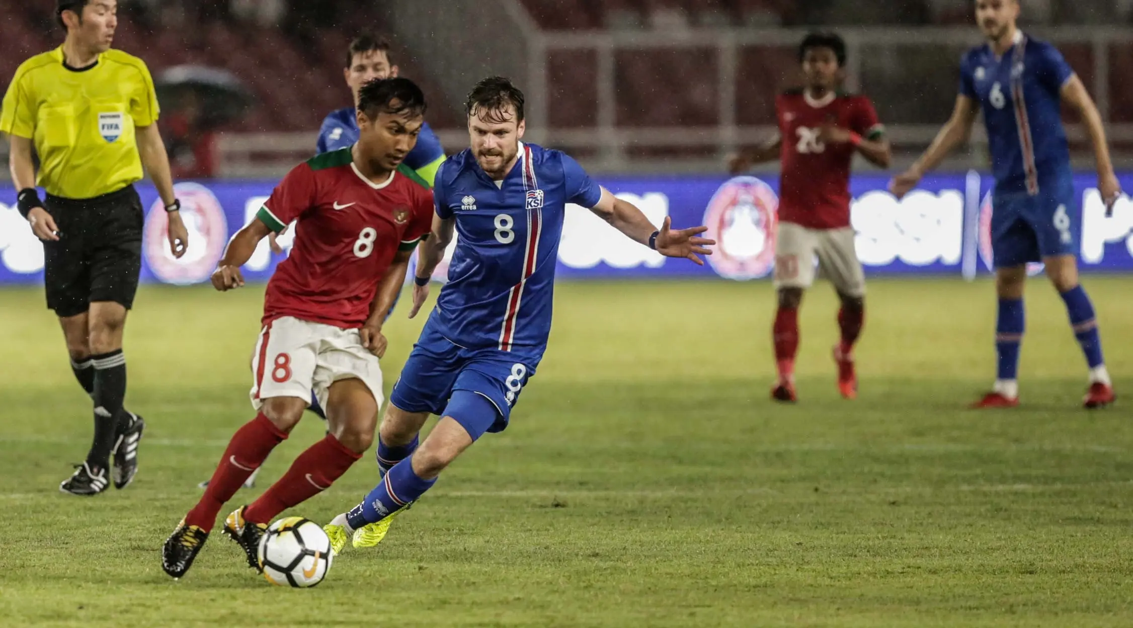 Gelandang bertahan Timnas Indonesia, Muhammad Hargianto saat melawan Islandia pada uji coba di Stadion Utama Gelora Bung Karno (SUGBK), Jakarta, Minggu (14/1/2018). (Liputan6.com/Faizal Fanani)