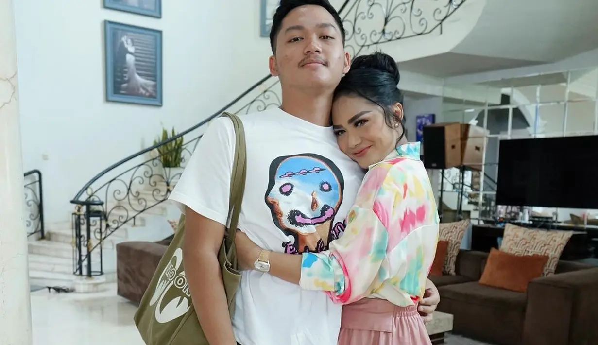 <p>Krisdayanti merasa senang karena sang anak bersilaturahmi ke rumahnya untuk pamitan berangkat umrah. (Foto: Instagram/ krisdayantilemos)</p>