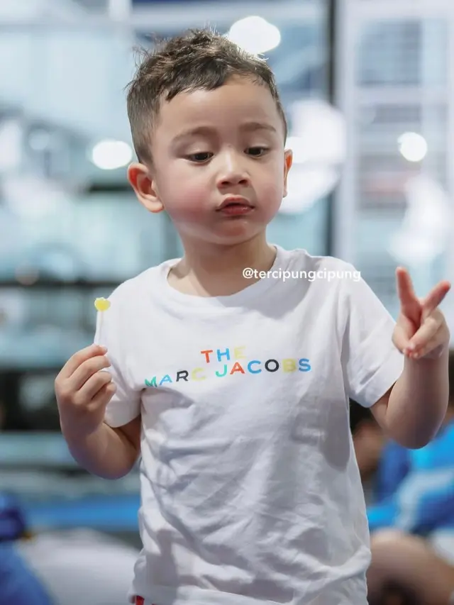 Potret Gemas Rayyanza dengan Lolipop di Tangan (credit: https://www.instagram.com/tercipungcipung/)
