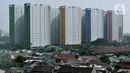 Deretan gedung hunian vertikal dan permukiman rumah tapak di Jakarta, Minggu (15/12/2019). Kementerian Pekerjaan Umum dan Perumahan Rakyat (PUPR) berencana menyiapkan hunian berbiaya murah di pusat kota bagi kaum milenial berkonsep bangunan vertikal. (merdeka.com/Iqbal Nugroho)