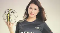 Maria Ozawa atau akrab disapa Miyabi itu tengah mengenakan kaos bertulis Sepak Bola Indonesia sambil memegang bola. Perempuan yang memilih hengkang dari dunia film dewasa tersebut tampak berpose cantik di depan kamera. (instagram.com/maria.ozawa)