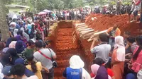 Korban tewas kecelakaan maut Tanjakan Emen, Lembang, Subang, Jawa Barat, mulai dimakamkan di TPU Legoso, Ciputat, Tangerang Selatan. (Liputan6.com/Pramita)