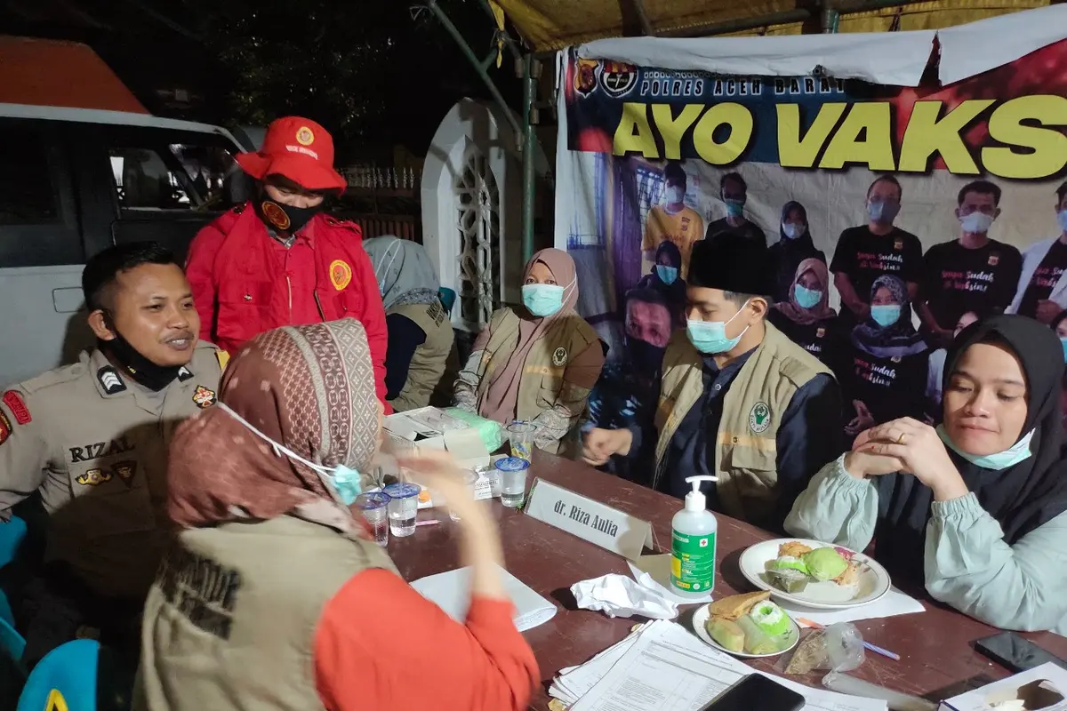 Kepala BIN Daerah Aceh, Andi Roediprijatna W memantau giat vaksinasi Covid-19 malam hari.