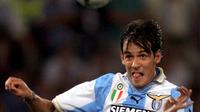 Aksi Simone Inzaghi saat berkostum Lazio, kala bersua Sparta Prague dalam laga Grup B Liga Champions musim 2000-2001, di Stadion Olimpico, Roma (20/9/2000). Simone menjadi pelatih Lazio menggantikan Stefano Pioli.  (EPA/Alessandro Bianchi)