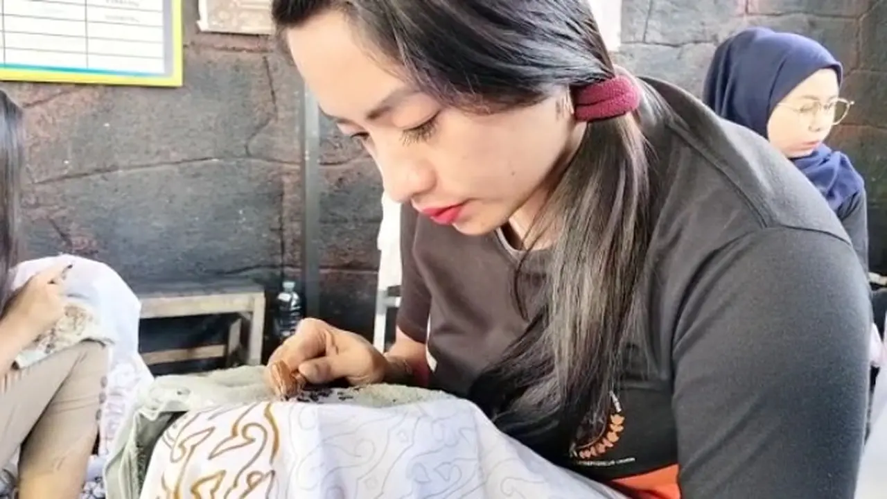 Warga binaan Lapas Banyuwangi ngabuburit dengan membatik. (Istimewa)