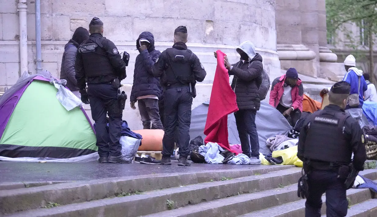 Balai Kota Paris mengatakan jumlah orang yang berada di jalanan meningkat menjadi 3.500 orang, lebih banyak 500 orang dibandingkan waktu yang sama tahun lalu. (AP Photo/Michel Euler)