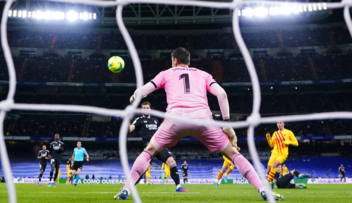 Gawang Courtois kembali dijebol oleh Barca. Aubameyang mengirim umpan backheel yang tinggal diteruskan Ferran Torres. (AP Photo/Manu Fernandez)