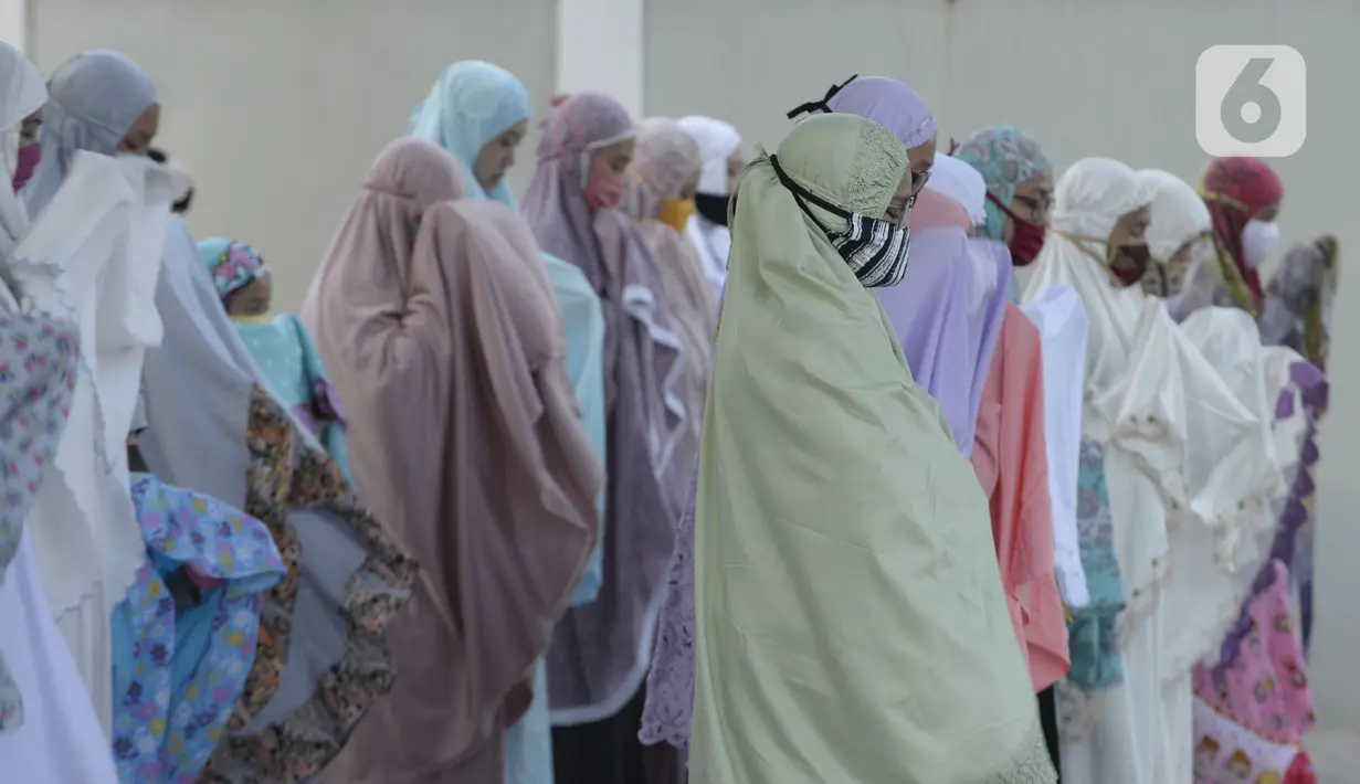 Jemaah melaksanakan salat Idul Fitri di pelataran Masjid Al Kahfi Griya Pamulang 2, Parakan, Pamulang, Tangerang Selatan, Banten, Minggu (24/5/2020). Di tengah pandemi virus corona COVID-19, jemaah yang hadir mengenakan masker untuk mencegah penularan. (merdeka.com/Dwi Narwoko)