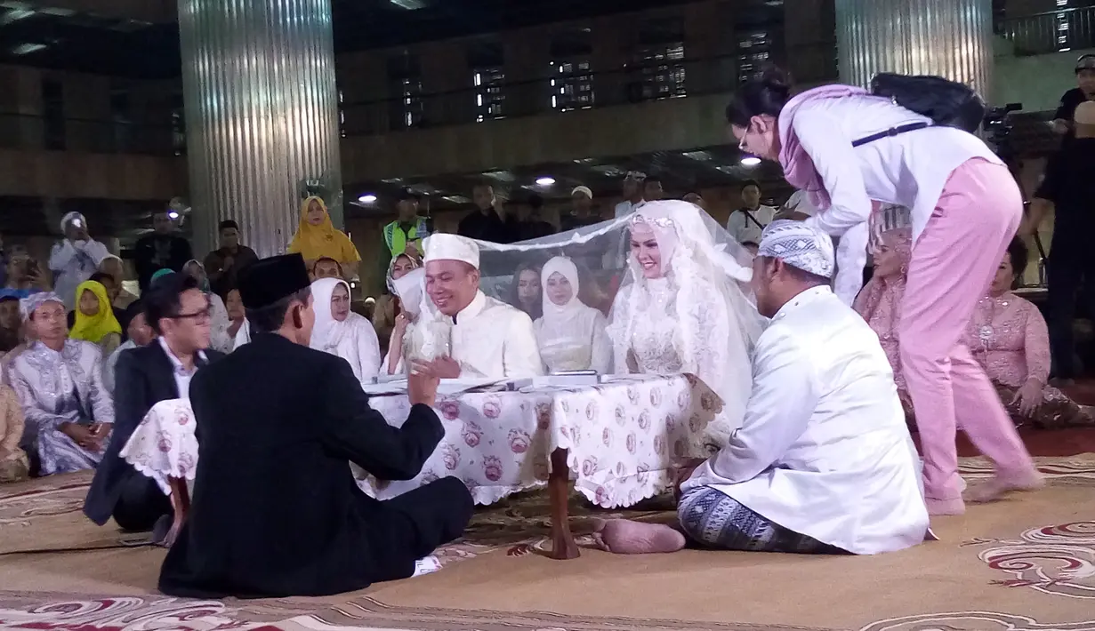 Setelah itu, Vicky terlihat lega sambil tersenyum. Seperi gaya biasanya, ia lantas berselebrasi dengan mengangkat tangannya yang mengepal dengan jari telunjuk dibuka sambil memandang ke atas. (Nurwahyunan/Bintang.com)