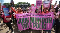 Sejumlah orang dari Aliansi Perempuan Indonesia (API) menggelar aksi unjuk rasa di depan gerbang utama gedung Majelis Permusyawaratan Rakyat (MPR), Dewan Perwakilan Rakyat (DPR), dan Dewan Perwakilan Daerah (DPD) Republik Indonesia, Jakarta, Rabu (3/9/2025). (Kapanlagi.com/Budy Santoso)