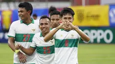 Timnas Indonesia akan menghadapi Vietnam di matchday ke-3 Grup B Piala AFF 2020, Rabu (15/12/2021) di Bishan Stadium, Singapura. Sama-sama belum terkalahkan, Timnas Garuda harus langsung tancap gas dengan mempercayakan 7 pemain berikut sebagai starter. (affsuzukicup)