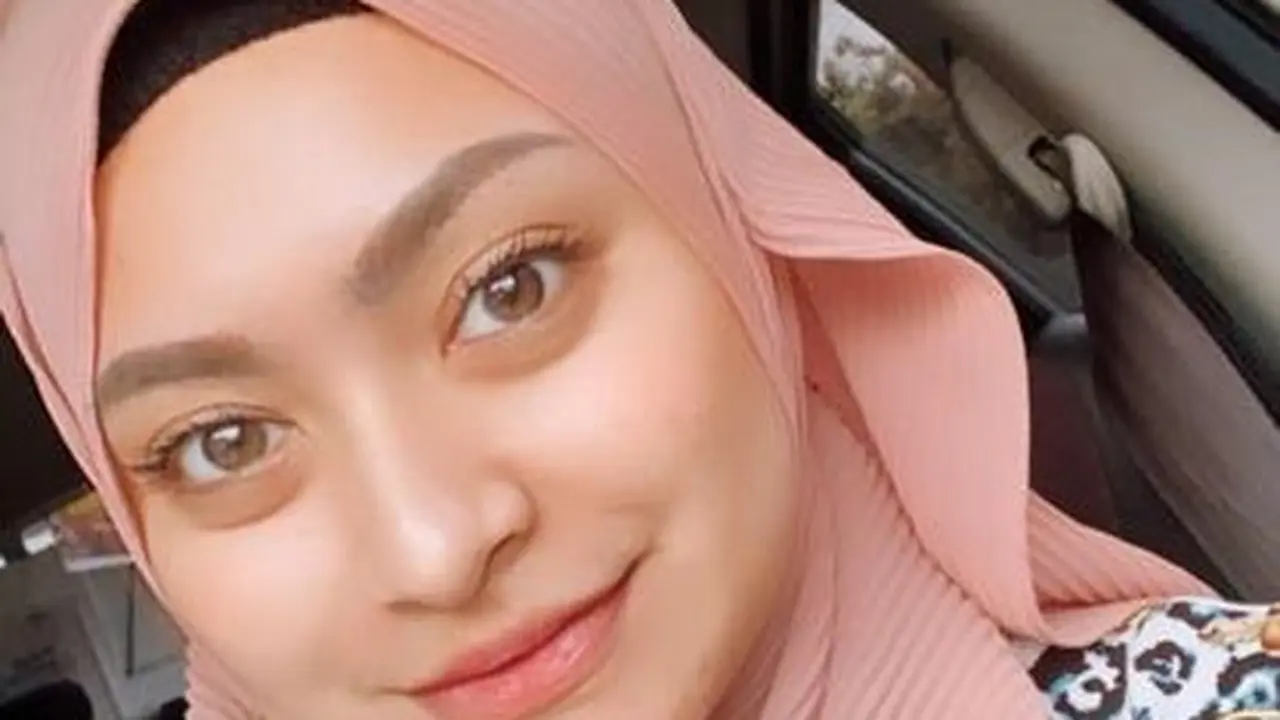 Inspirasi 5 Gaya Pashmina Plisket ala Natalie Holscher hingga Ria Ricis