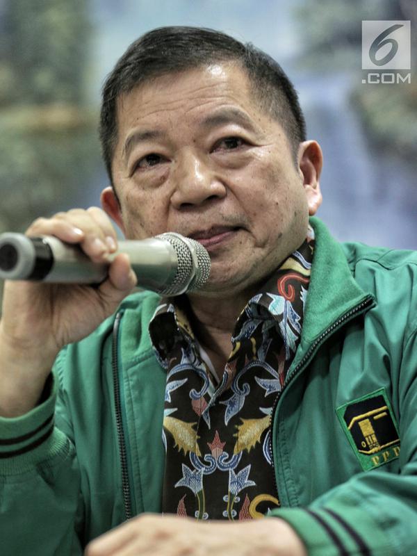 Anggota Dewan Pertimbangan Presiden, Suharso Monoarfa memberi keterangan pers di DPP PPP, Jakarta, Sabtu (16/3). Pada rapat tertutup, Pengurus PPP menunjuk Suharso Manoarfa menjadi Plt Ketum PPP menggantikan Romahurmuziy. (Liputan6.com/Faizal Fanani)
