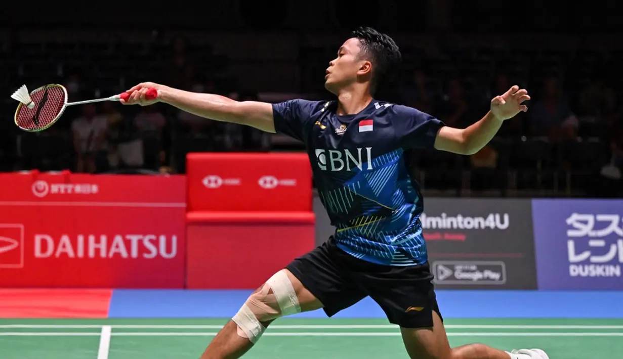 Anthony Ginting terhenti di babak 32 besar Japan Open 2023. Ginting dikalahkan wakil tuan rumah, Kanta Tsuneyama, dua set langsung. (Richard A. Brooks/AFP)