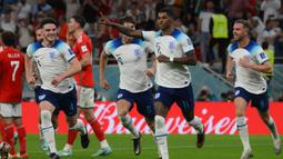 Marcus Rashford. Sayap kiri Manchester United berusia 25 tahun ini total mencetak 3 gol dari 5 laga bagi Timnas Inggris pada ajang Piala Dunia 2022 yang menjadi Piala Dunia keduanya setelah melakukan debut pada edisi 2018 di Rusia. Raihan tersebut tentu menjadi peningkatan setelah pada Piala Dunia 2018 lalu ia gagal menyumbang satu gol pun bagi Three Lions dari total 6 laga. (AFP/Paul Ellis)