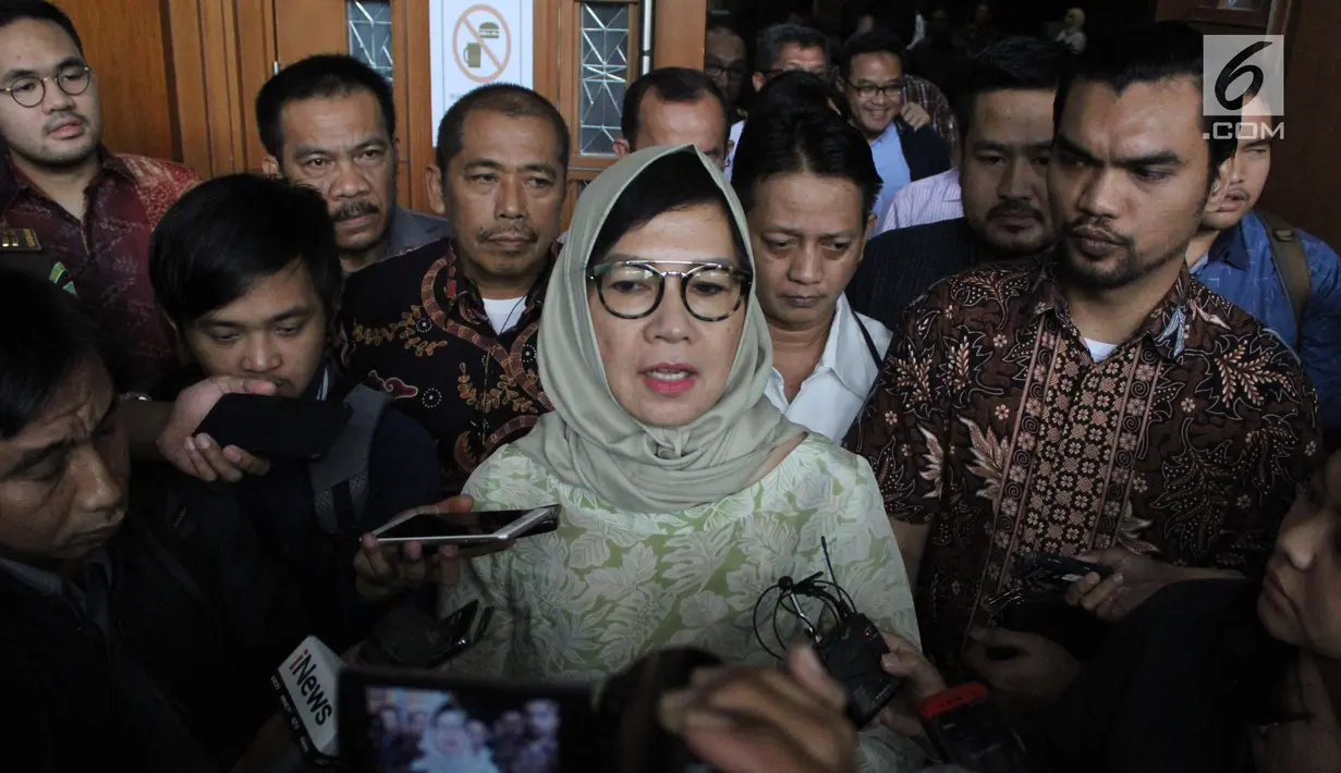 Mantan Dirut PT Pertamina (Persero), Karen G Agustiawan menjawab pertanyaan pewarta usai menjalani sidang di Pengadilan Tipikor, Jakarta, Kamis (7/2). Sidang beragendakan pembacaan eksepsi atas dakwaan jaksa. (Liputan6.com/Helmi Fithriansyah)