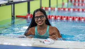 Perenang Indonesia, Adelia Chantika berpose setelah berkompetisi dalam nomor 200 meter Gaya Bebas Putri Indonesia Open Aquatic Championships 2025 di Stadion Akuatik Gelora Bung Karno, Senayan, Jakarta, Rabu (12/11/2025). Adelia tercepat dengan menorehkan waktu 2 menit 5,92 detik. (Bola.com/Bagaskara Lazuardi)