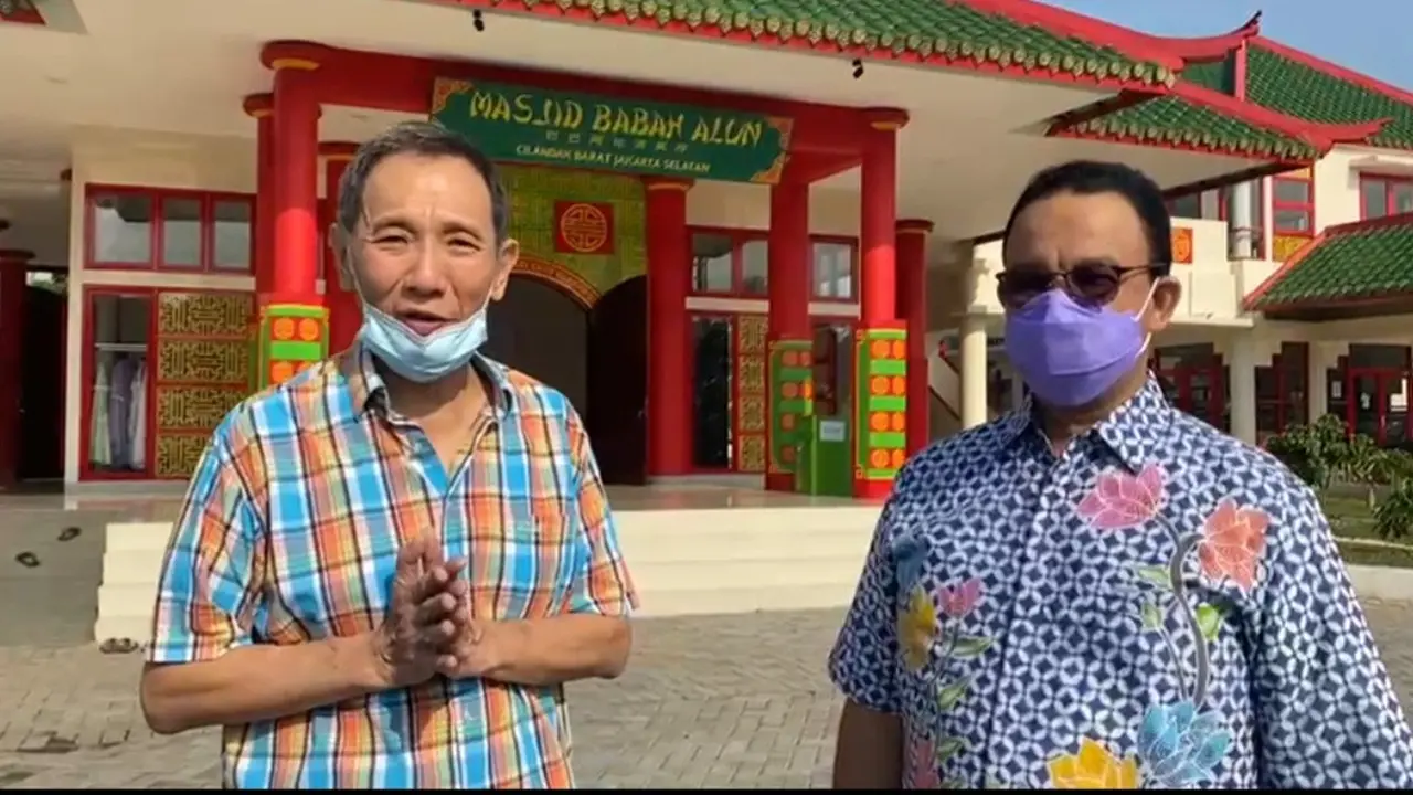 Gubernur DKI Jakarta bersama Jusuf Hamka saat meninjau Masjid Babah Alun Desari (Foto: Istimewa).