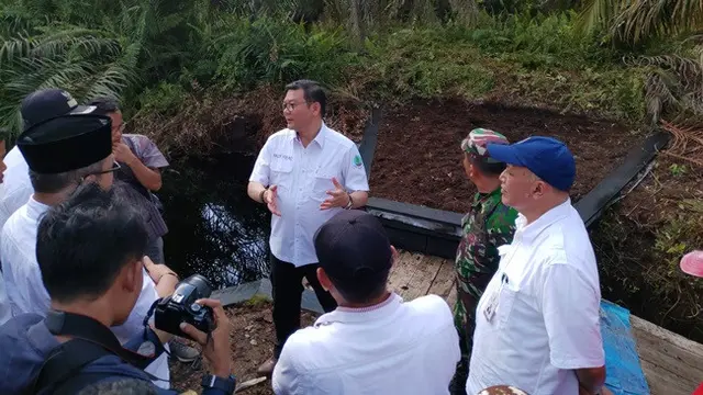 Kepala Badan Restorasi Gambut Nazir Foead berbincang dengan Camat Kubu dan aparatur pemerintah di Rokan Hilir.