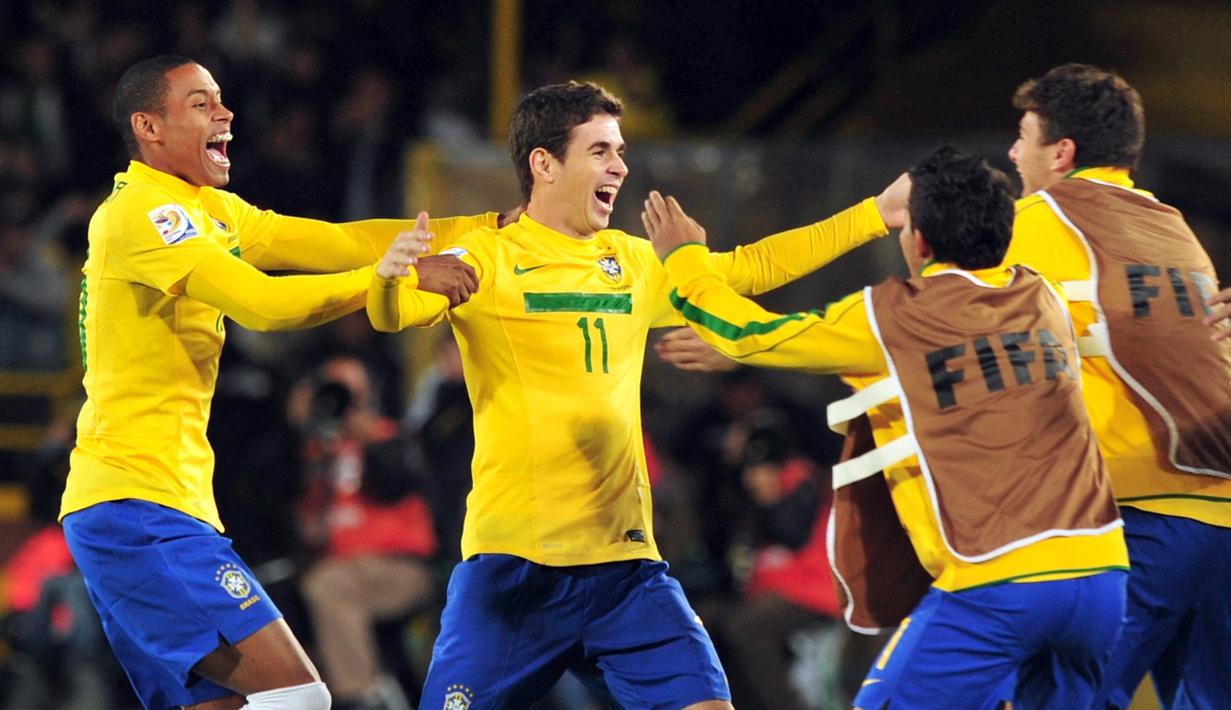 Oscar (tengah) menjadi pilar utama Brasil pada Piala Dunia U-20 2011. Oscar bahkan mencetak hat-trick pada final melawan Portugal. Karier Oscar terus menanjak setelah turnamen itu. Hingga Chelsea mencium kemampuannya dan mengeluarkan 32 juta euro untuk menebusnya dari klub Brasil, Internacional pada musim panas 2012. Karier Oscar di Chelsea terbilang bagus. Ada dua gelar Premier League dan satu titel juara Liga Europa yang diberikan Oscar kepada Tim London Biru. Namun, Oscar membuat kejutan dengan menerima tawaran dari Shanghai SIPG pada musim dingin 2017. (AFP/Luis Acosta)