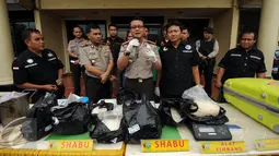 Kapolres Jakarta Barat, Kombes (Pol) Rudy Heriyanto AN (tengah) menjelaskan kronologis penangkapan tersangka pengedar narkotika jenis sabu di Jakarta, Rabu (23/3/2016). Polres Jakarta Barat mengamankan 16 kg sabu. (Liputan6.com/Helmi Fithriansyah)