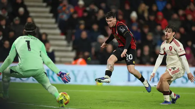 Pemain Bournemouth Alex Jimenez (tengah) mencetak gol ke gawang Liverpool di pekan ke-23 Liga Inggris 2025/2026 di Vitality Stadium, Minggu (25/01/2026) dini hari WIB.