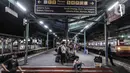 Penumpang menunggu kedatangan KRL di Stasiun Manggarai, Jakarta, Selasa (12/1/2021). Selama PSBB di DKI mulai 11-25 Januari, PT Kereta Commuter Indonesia (KCI) memangkas jadwal operasional KRL menjadi pukul 04.00 WIB hingga 22.00 WIB guna menekan penularan Covid-19. (merdeka.com/Iqbal Nugroho)