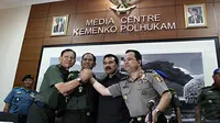 Bentrok antara TNI dan Brimob di Batam terjadi 21 September 2014 lalu. Penggerebekan penimbunan BBM yang dilakukan aparat kepolisian berujung ricuh. Empat anggota TNI tertembak dalam kasus ini. (Liputan6.com/Faizal Fanani)