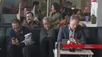 Aktor Leroy Osmani menunggu di lobi gedung KPK, Jakarta, Jumat (16/3). Leroy Osmani di periksa sebagai saksi suap pengadaan pesawat dan mesin pesawat dari airbus S.A.S dan Roll-Royce P.L.C pada PT. Garuda Indonesia. (Liputan6.com/Herman Zakharia)