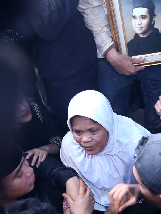 Duka yang tak terkira pun pastinya dirasakan oleh ibu Olga, Nurhida (Foto: Galih W Satria)