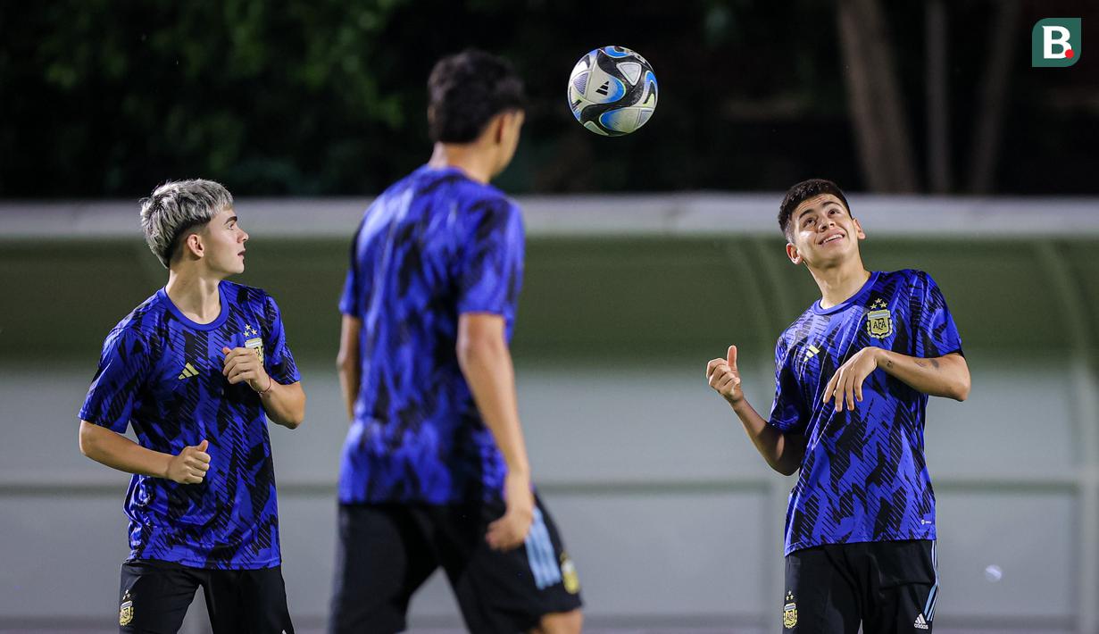 Pemain Timnas Argentina U-17, Claudio Echeverri (kanan) dan Ian Subiabre melakukan latihan resmi jelang perebutan peringkat ketiga Piala Dunia U-17 2023 melawan Timnas Mali U-17 di Stadion Manahan, Solo, Jawa Tengah, Kamis (30/11/2023). (Bola.com/Bagaskara Lazuardi)